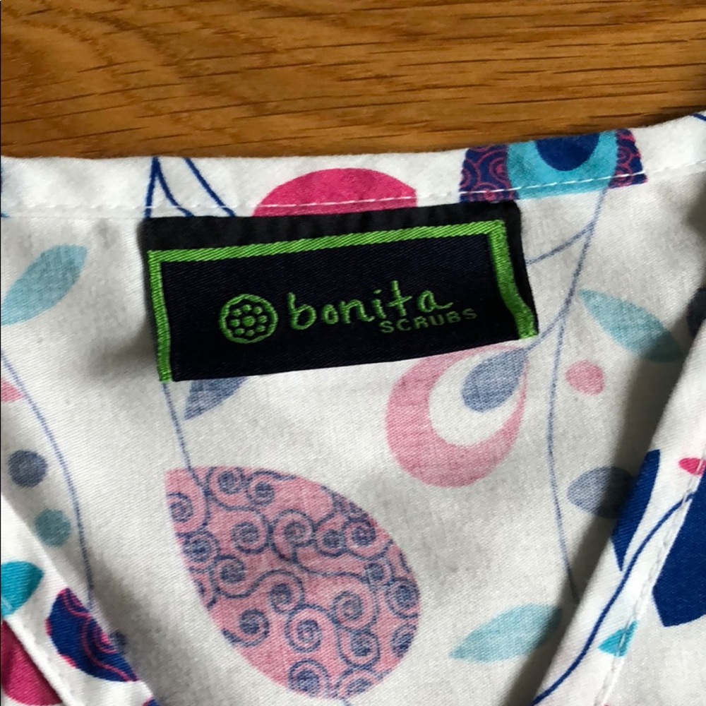 Patterned scrub top - Picture 3 of 4